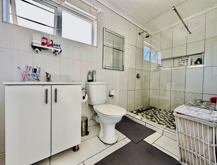 4 Bedroom Property for Sale in Perlemoenbaai Western Cape